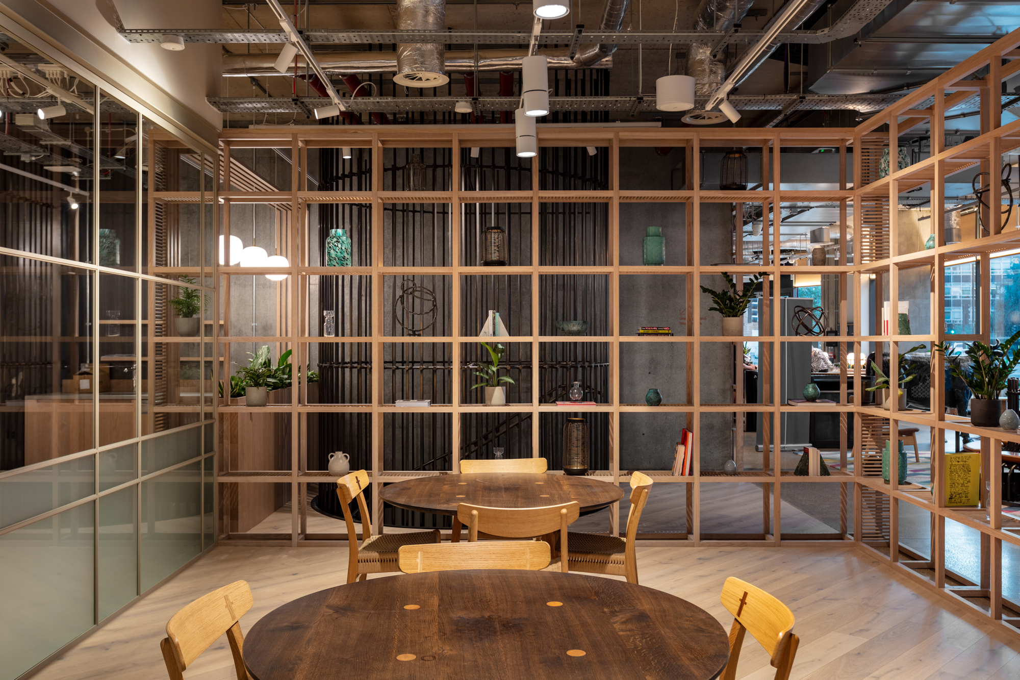 Breakout space at FORA Borough Market office by Two, featuring wooden furniture and seamless design details.